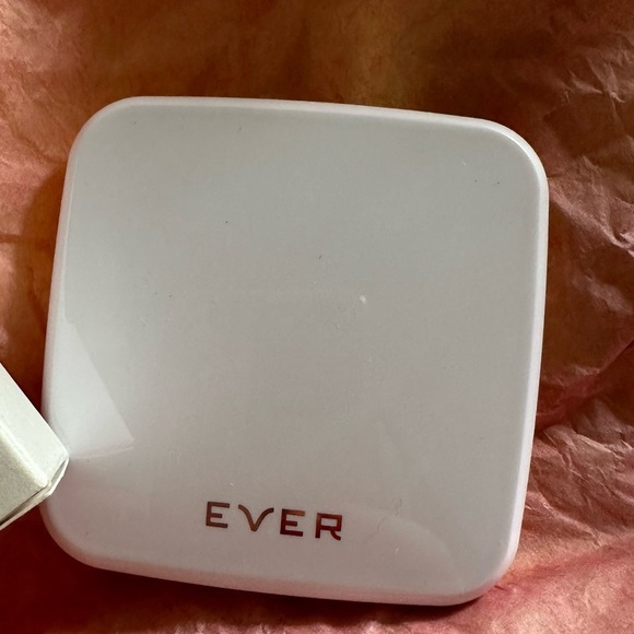 Stelladot Ever Blur Perfecting Face Powder (Translucent) - Picture 2 of 5